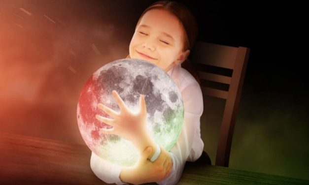 Kisah Mistis: ISYARAT MIMPI MEMELUK BULAN
