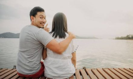 Layanan Kami: MENCINTAI LELAKI LEBIH TUA